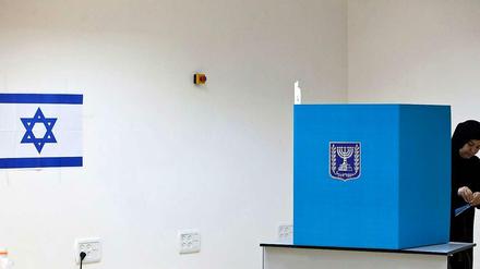 Eine Wählerin im mehrheitlich arabischen Städtchen Tira nahe Tel Aviv - am Dienstag wurden knapp 6 Millionen israelische Staatsbürger zur Wahl aufgerufen.