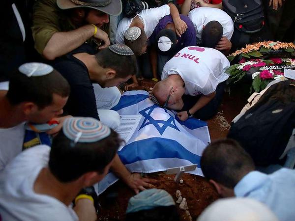 Freunde eines der drei getöteten Israelis bei der Trauerfeier in Modiin. Angeblich soll in der vergangenen Nacht ein arabischer Jugendlicher aus Vergeltung getötet worden sein.