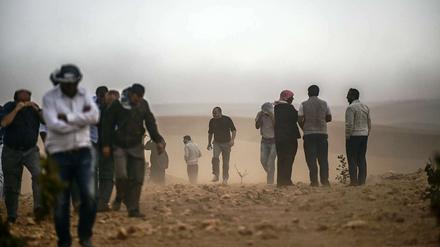 Zehntausende Syrer flüchten über die türkisch-syrische Grenze.