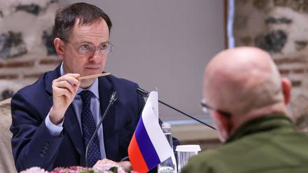 Der russische Verhandlungsführer Wladimir Medinski zeigt sich am Dienstag optimistischer als der Kreml am Mittwoch.