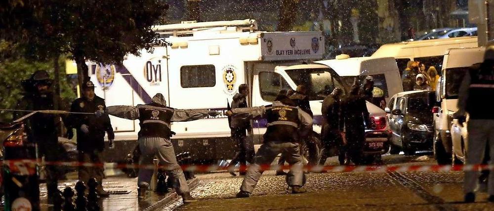Polizei und Rettungskräfte sichern den Tatort nach einem Selbstmordattentat in Istanbul.