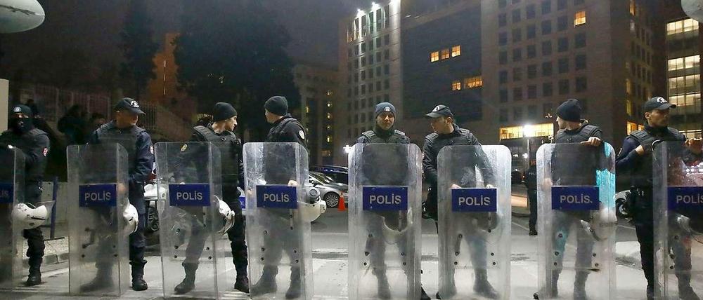 Massive Polizeipräsenz vor dem Justizpalast in Istanbul.