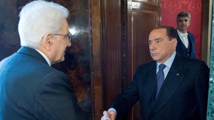 Altpremier in Schwierigkeiten: Weil Staatspräsident Mattarella (links) eine "Experten"-Regierung berufen will, gerät Silvio Berlusconi (rechts) im Rechtsbündnis unter Druck.