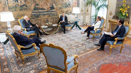 Sergio Mattarella sitzt bei einer Beratung mit einigen Ministern zusammen. 