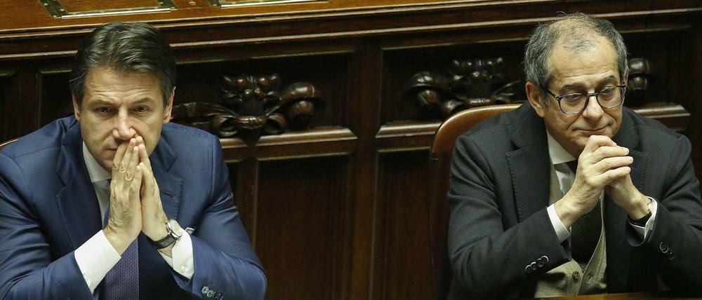 Giuseppe Conte (links), Ministerpräsident von Italien, und Giovanni Tria, Wirtschaftsminister im Parlament.
