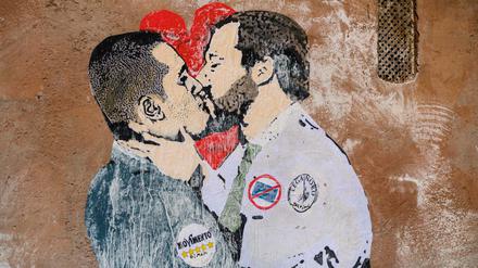Fünf-Sterne-Chef di Maio (l.) und der Lega-Vorsitzende Salvini, dargestellt auf einem Graffito