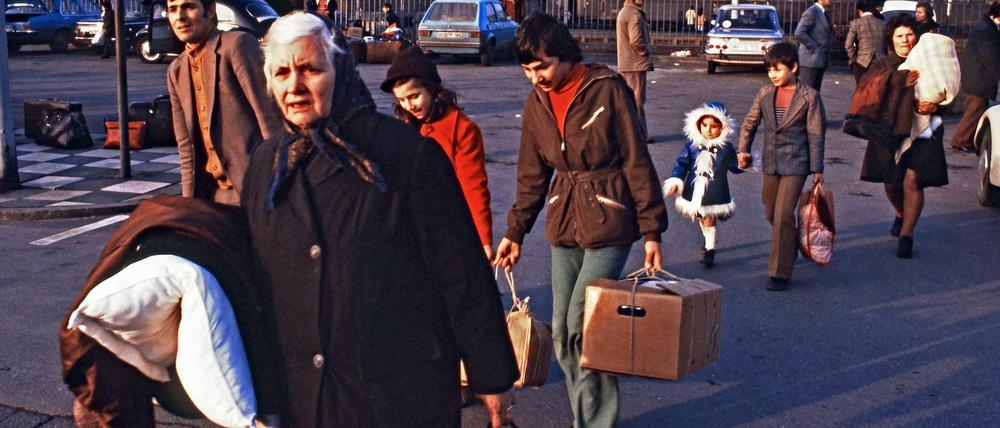 VW in Wolfsburg 1972, Ankunft einer italienischen Familie. Frauen migrierten aber auch allein.