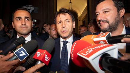 Schulden machen. Der stellvertretende Ministerpräsident und Arbeits- und Industrieminister Luigi Di Maio, der italienische Premierminister Giuseppe Conte und der stellvertretende italienische Ministerpräsident und Innenminister Matteo Salvini feiern die Haushaltspläne.
