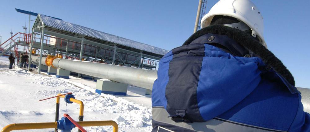 Ein Gazprom-Mitarbeiter an einer russischen Pumpstation in der Nähe der Grenze zur Ukraine. Auch künftig soll Gas durch diese Leitung fließen.