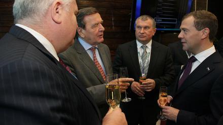 Nord-Stream-Manager Matthias Warnig, Altkanzler Gerhard Schröder und der damalige Putin-Vize Igor Sechin 2010 in St. Petersburg im vertrauten Gespräch mit dem damaligen Präsidenten Medwedew. 