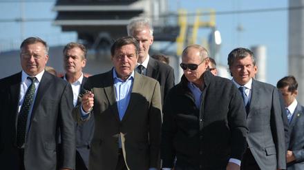 Ex-Bundeskanzler Gerhard Schröder mit Russlands Präsident Wladimir Putin in Russland.