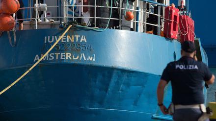 Aus für die "Iuventa": Als sie Anfang August 2017 in den Hafen von Lampedusa einlief, wartete bereits die Polizei.