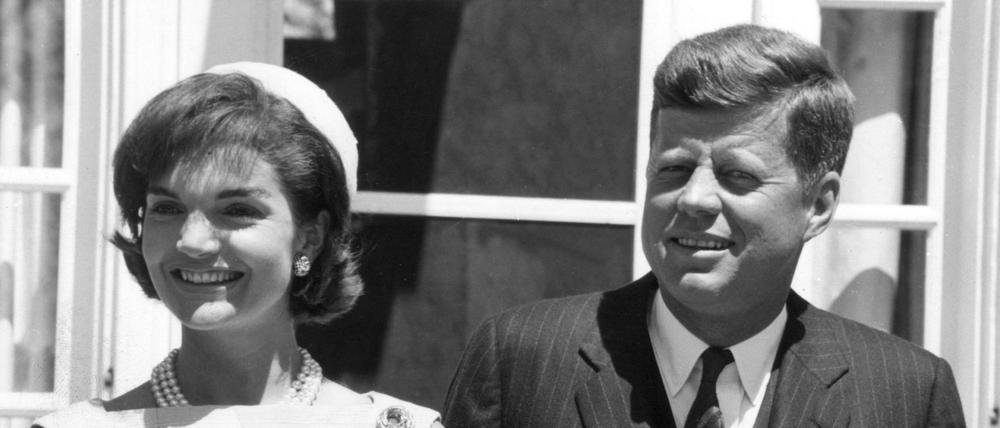 US-Präsident John F. Kennedy und seine Frau Jacqueline (undatiertes Archivfoto).