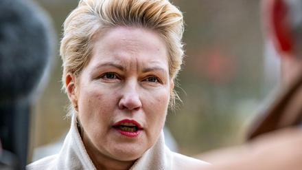 Die Ministerpräsidentin Mecklenburg-Vorpommerns, Manuela Schwesig (SPD), ist mit ihrer Unterlassungsklage vorerst gescheitert.
