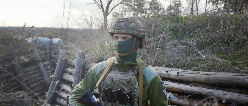 Ein ukrainischer Soldat in der Kampfstellungen an der Trennlinie zum pro-russischen Separatistengebiet.