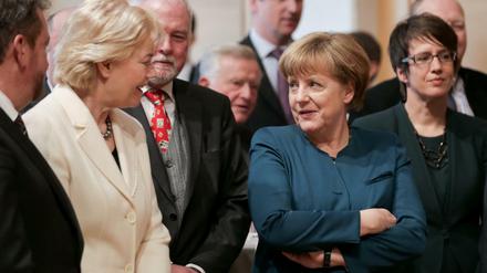 Bundeskanzlerin Angela Merkel (CDU) unterhält sich beim Bund der Vertriebenen mit dessen Ehrenpräsidentin Erika Steinbach (CDU).