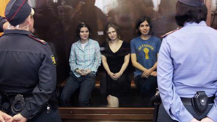 Yekaterina Samutsevich (l), Maria Alyokhina (m) and Nadezhda Tolokonnikova (r) bei ihrer Verurteilung im Jahr 2012.