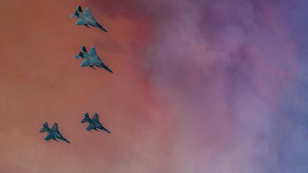 U.S. Air Force F-15C Eagles fliegen im Rahmen einer Nato-Übung mit türkischen F-16C Fighting Falcons.