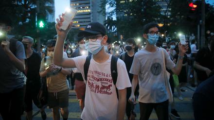 Prodemokratische Demonstranten gingen auch am Dienstag, dem Jahrestag der machtvollen Demonstrationen in Hongkong, mit Handy-Taschenlampen in der Hand als Zeichen des Protestes auf die Straße. 