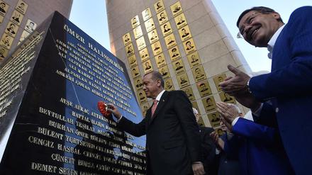 Der türkische Präsident Recep Tayyip Erdogan eröffnet das Denkmal zum Gedenken an die Opfer des gescheiterten Putschversuchs.