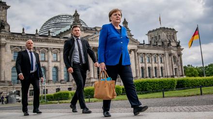 Die Voranschreiterin? Angela Merkel führt gern "von hinten", wie es heißt, aber in Sachen Coronaimpfung könnte das falsch sein. (Das Archivbild zeigt die Kanzlerin mit zwei Bodyguards).