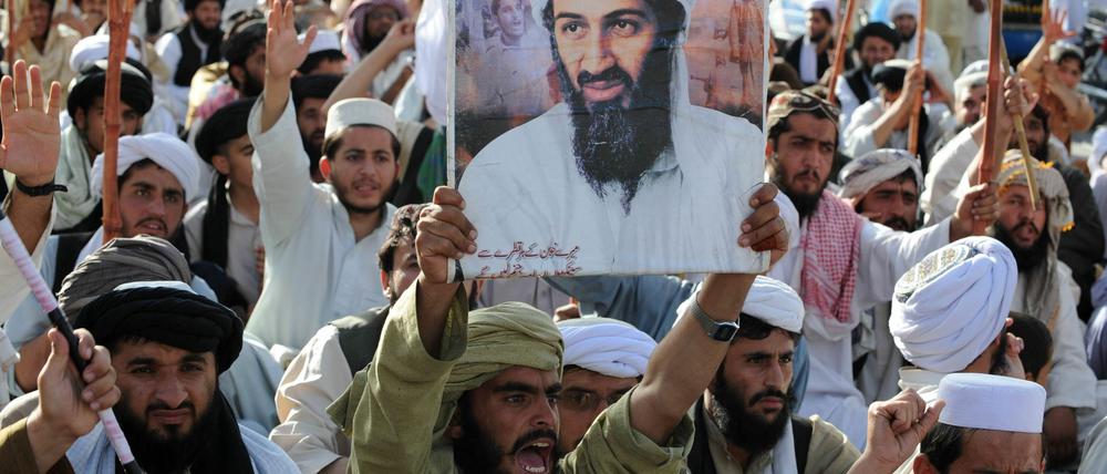 Anhäger der Pro-Taliban-Partei Jamiat Ulema-i-Islam-Nazaryati demonstrieren nach dem Tod bin Ladens in Quetta gegen die USA.