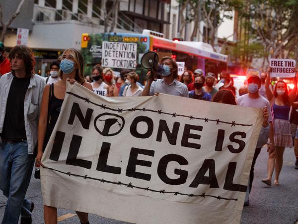 Eine Demonstration in Brisbane gegen die Auffanglager für Asylsuchende. Australien ist eine offene Einwanderungsgesellschaft. Gegen illegale Einwanderer aber geht der Staat hart vor.