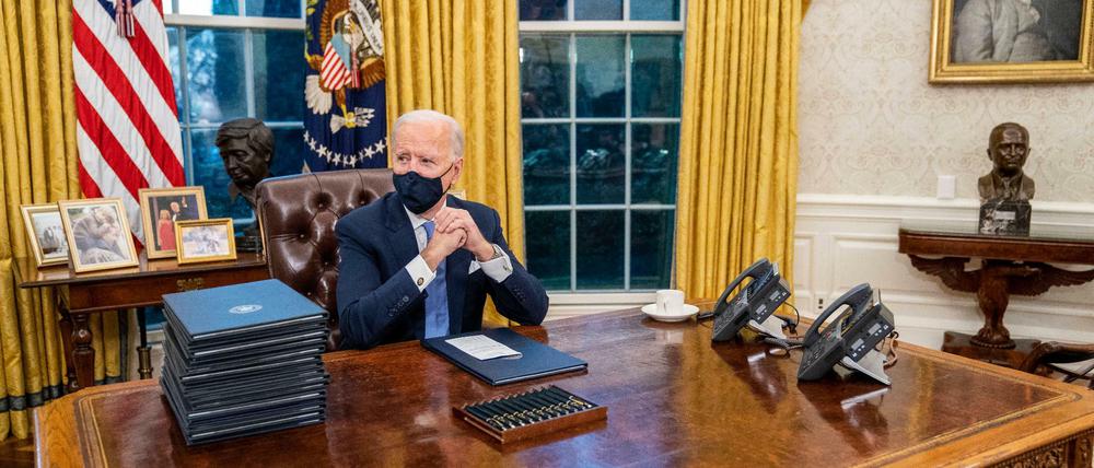 Der erste Tag im Amt: US-Präsident Joe Biden vor einem Jahr im Oval Office.