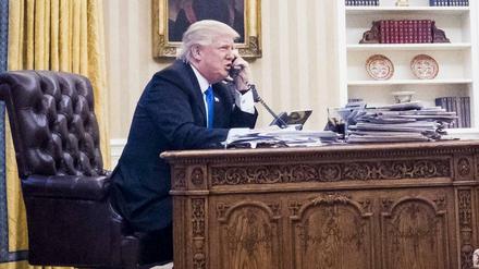 Donald Trump telefoniert im Jahr 2017 mit dem australischen Premier.