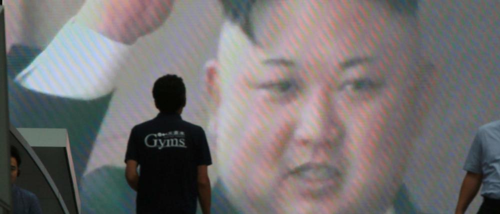 Nordkoreas Machthaber Kim Jong Un auf einem Fernsehschirm in Japan