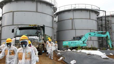 Arbeiter am havarierten Atomkraftwerk in Fukushima. Der Betreiber Tepco bekommt die Probleme offenbar nicht in den Griff.