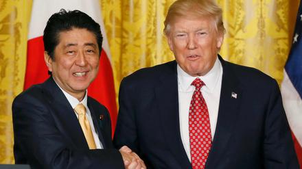 Japans Premier Shinzo Abe und US-Präsident Donald Trump bei ihrer Pressekonferenz im Weißen Haus.