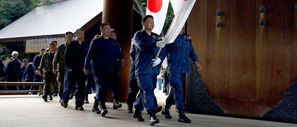 Japanische Nationalisten marschieren am Samstag, dem 70. Jahrestag der Kapitulation Japans, in den umstrittenen Yasukui-Schrein ein. Dort wird der Toten der Kriege gedacht, allerdings auch 14 verurteilten japanischen Kriegsverbrechern. 
