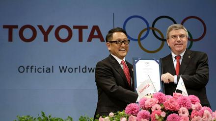 Einigkeit von damals: Das Archivfoto zeigt Toyota-Präsident Toyoda und IOC-Chef Thomas Bach 2015. 