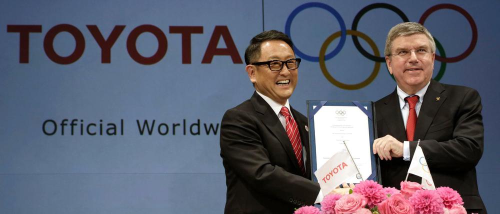 Einigkeit von damals: Das Archivfoto zeigt Toyota-Präsident Toyoda und IOC-Chef Thomas Bach 2015. 