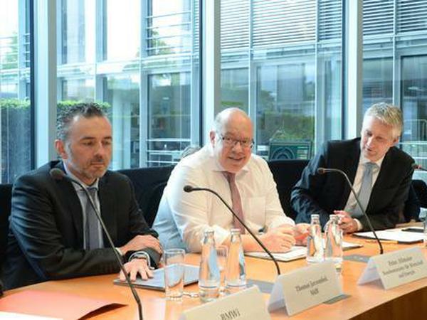 Sitzung des Ausschusses Digitale Agenda im Bundestag: Links der CDU-Abgeordnete Thomas Jarzombek, neben ihm die Bundeswirtschaftsminister Peter Altmaier (CDU, Mitte) und der CSU-Netzpolitiker Hansjörg Durz. 