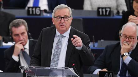 Jean-Claude Juncker kämpft gegen Fake News im Internet. (M) spricht im Europaparlament. 