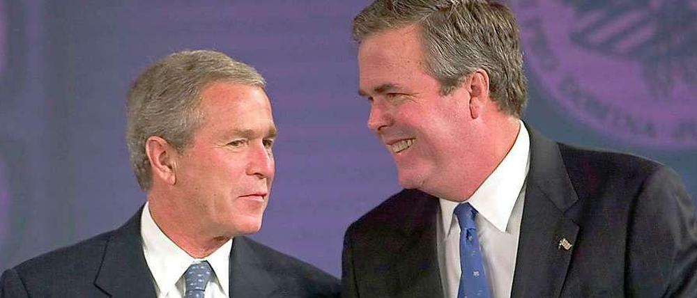 Jeb Bush (links) will offenbar auch ins Weiße Haus. 