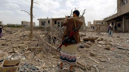 Ein jemenitischer Huthi-Kämpfer dokumentiert die Zerstörung nach einem saudischen Luftangriff in Sanaa.