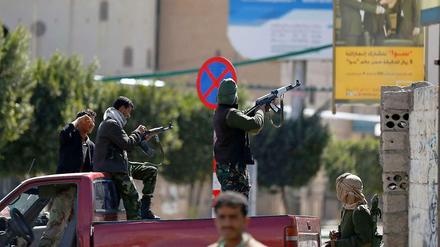 Houthi-Rebellen beschießen die Präsidentengarde. Am Nachmittag einigten sich beide Seiten auf eine Feuerpause.