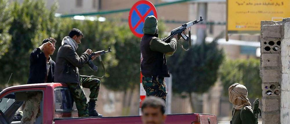 Houthi-Rebellen beschießen die Präsidentengarde. Am Nachmittag einigten sich beide Seiten auf eine Feuerpause.