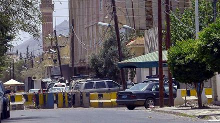 Absperrungen vor dem Gebäude der duetschen Botschaft in Sanaa.