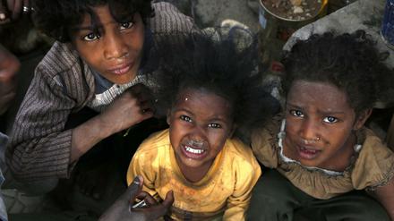 Kinder, die aus der Hafenstadt Hudaida fliehen mussten, sitzen vor einem Zelt im Jemen.