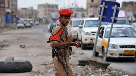 Ein Soldat steht an einer Straße in Jemens Hauptstadt Sanaa. 