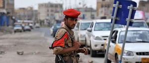 Ein Soldat steht an einer Straße in Jemens Hauptstadt Sanaa. 