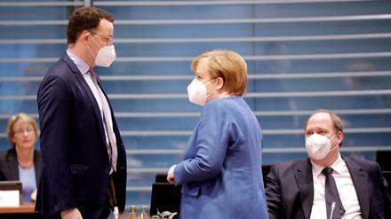 Bundesgesundheitsminister Jens Spahn und Bundeskanzlerin Angela Merkel rechnen mit mehr als 320 Millionen Corona-Impfdosen bis Jahresende.