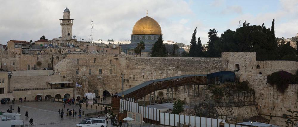 Die Klagemauer steht in Jerusalem vor der goldenen Kuppel Felsendoms in der Altstadt. 