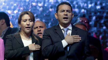 Der neue Präsident Guatemalas, Jimmy Morales, feiert seinen Sieg gemeinsam mit seiner Frau Gilda de Morales. 