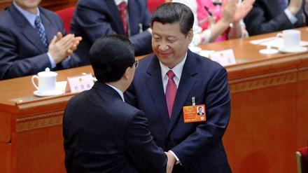 Der frühere chinesische Präsident Hu Jintao (r.) gratuliert seinem neugewählten Nachfolger Xi Jinping.