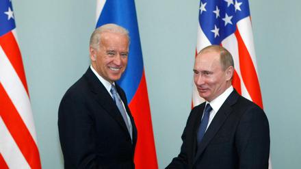 Joe Biden (l), damaliger Vizepräsident der USA, gibt Wladimir Putin, Präsident von Russland, auf einem Archivfoto die Hand.